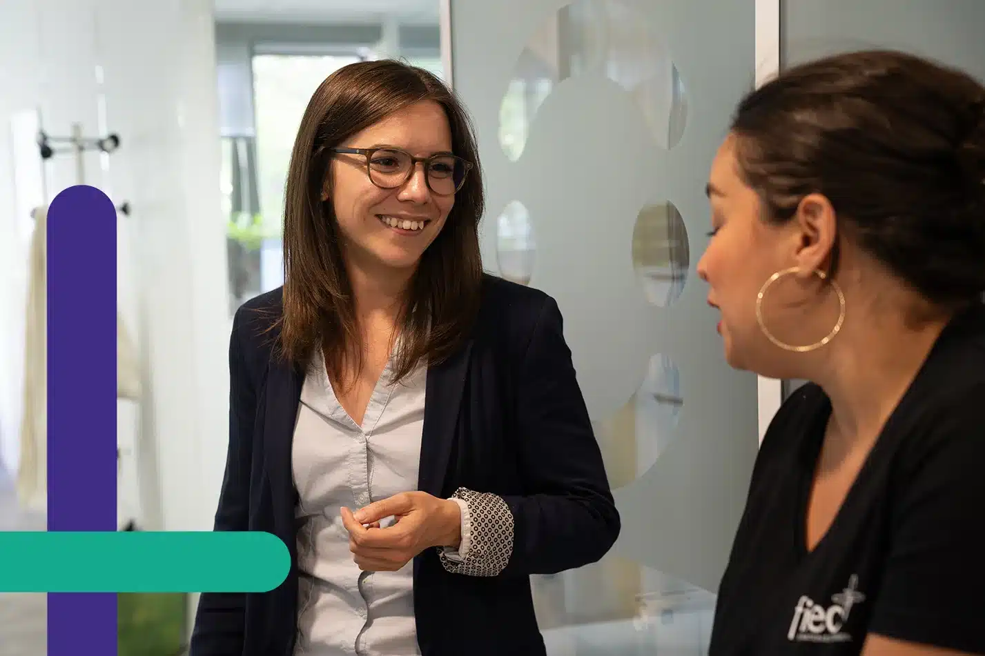 Discussion amicale entre deux collègues